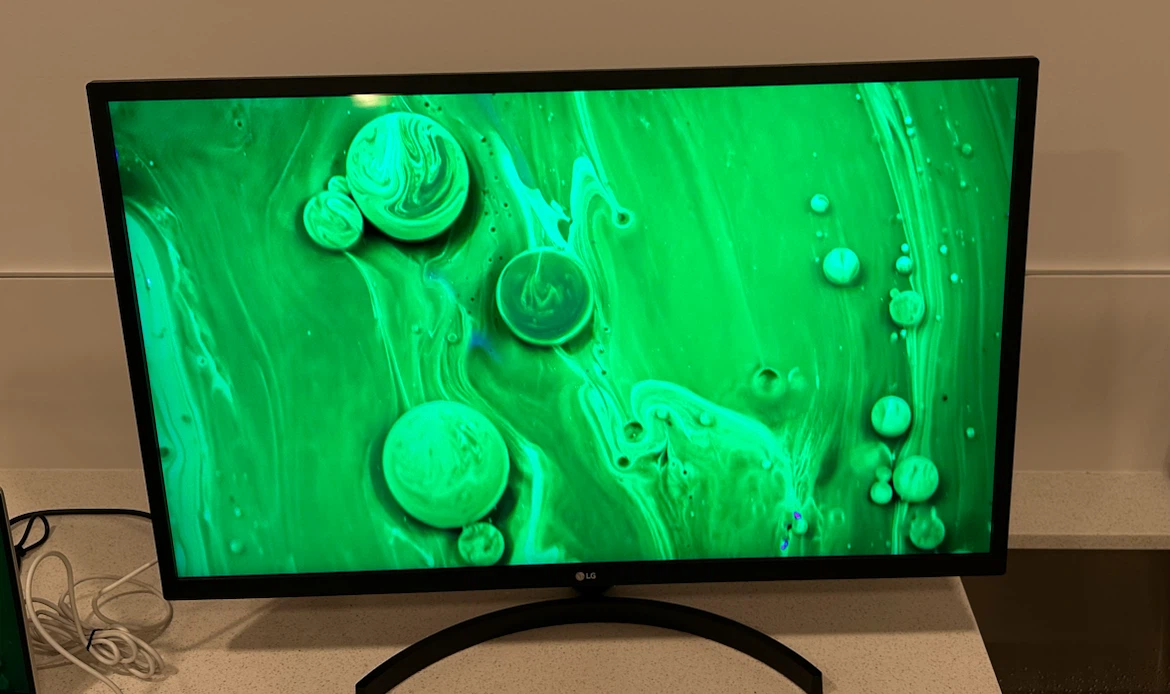 LG 32” FHD Monitor || Excellent Condition - photo 2
