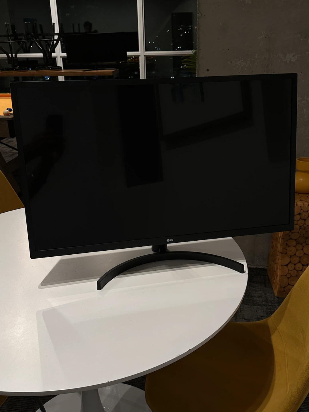 LG 32” FHD Monitor || Excellent Condition - photo 5