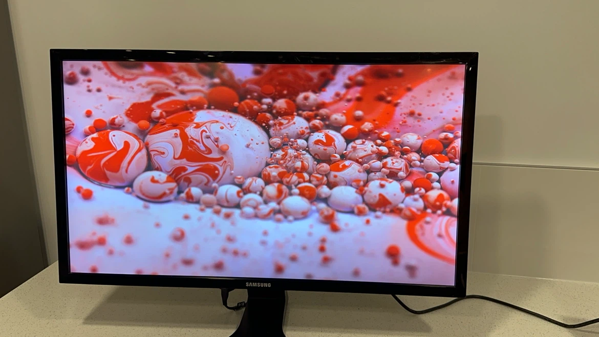 Samsung 28” 4K UHD Monitor || Mint Condition - photo 2
