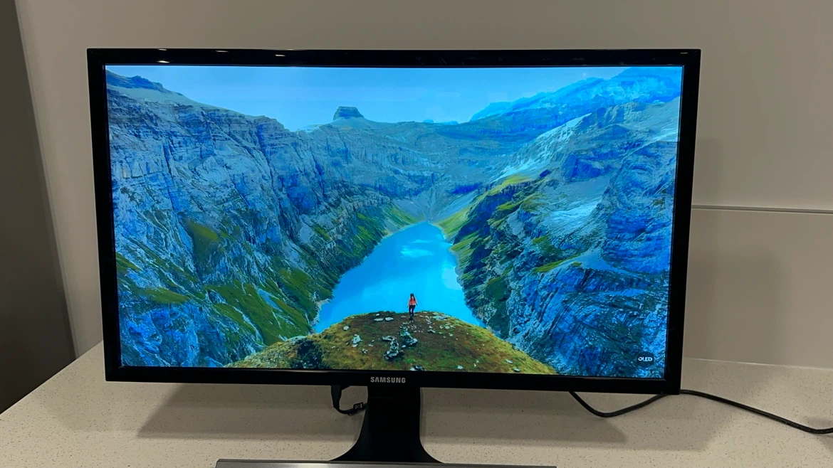 Samsung 28” 4K UHD Monitor || Mint Condition - photo 4