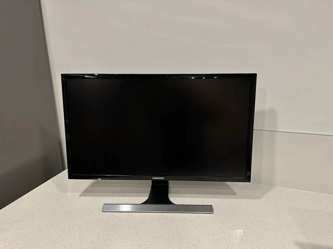 Samsung 28” 4K UHD Monitor || Mint Condition - photo 5