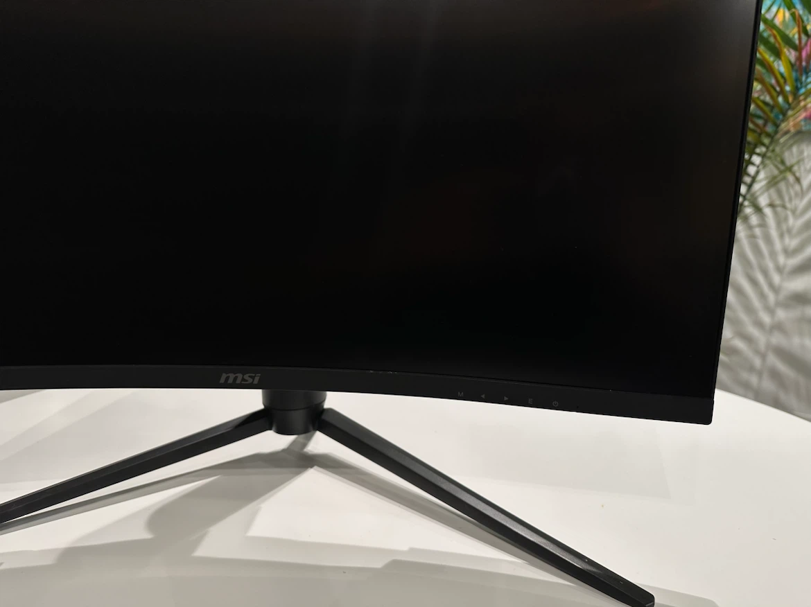 MSI 27” 1440p 165Hz Ultra Curved Gaming Monitor - photo 2