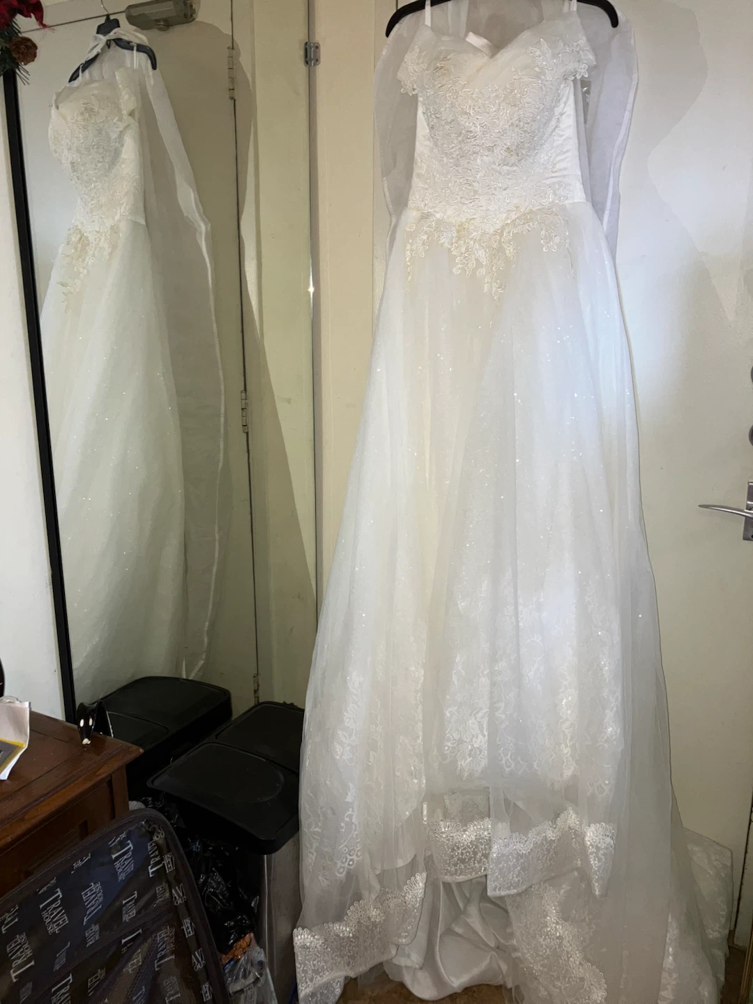 White Wedding Dress with Lace and Glitter - photo 2
