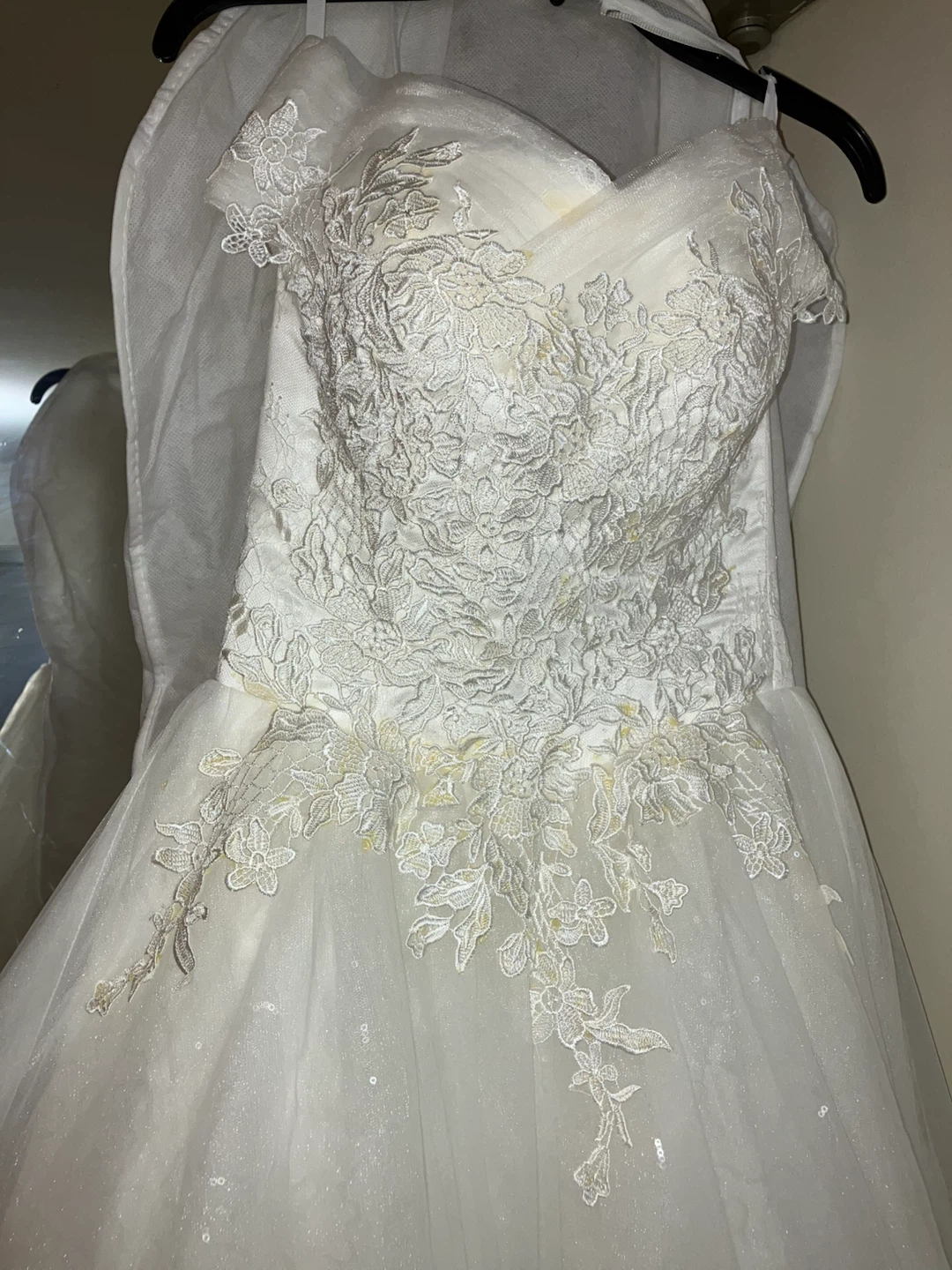 White Wedding Dress with Lace and Glitter - photo 4