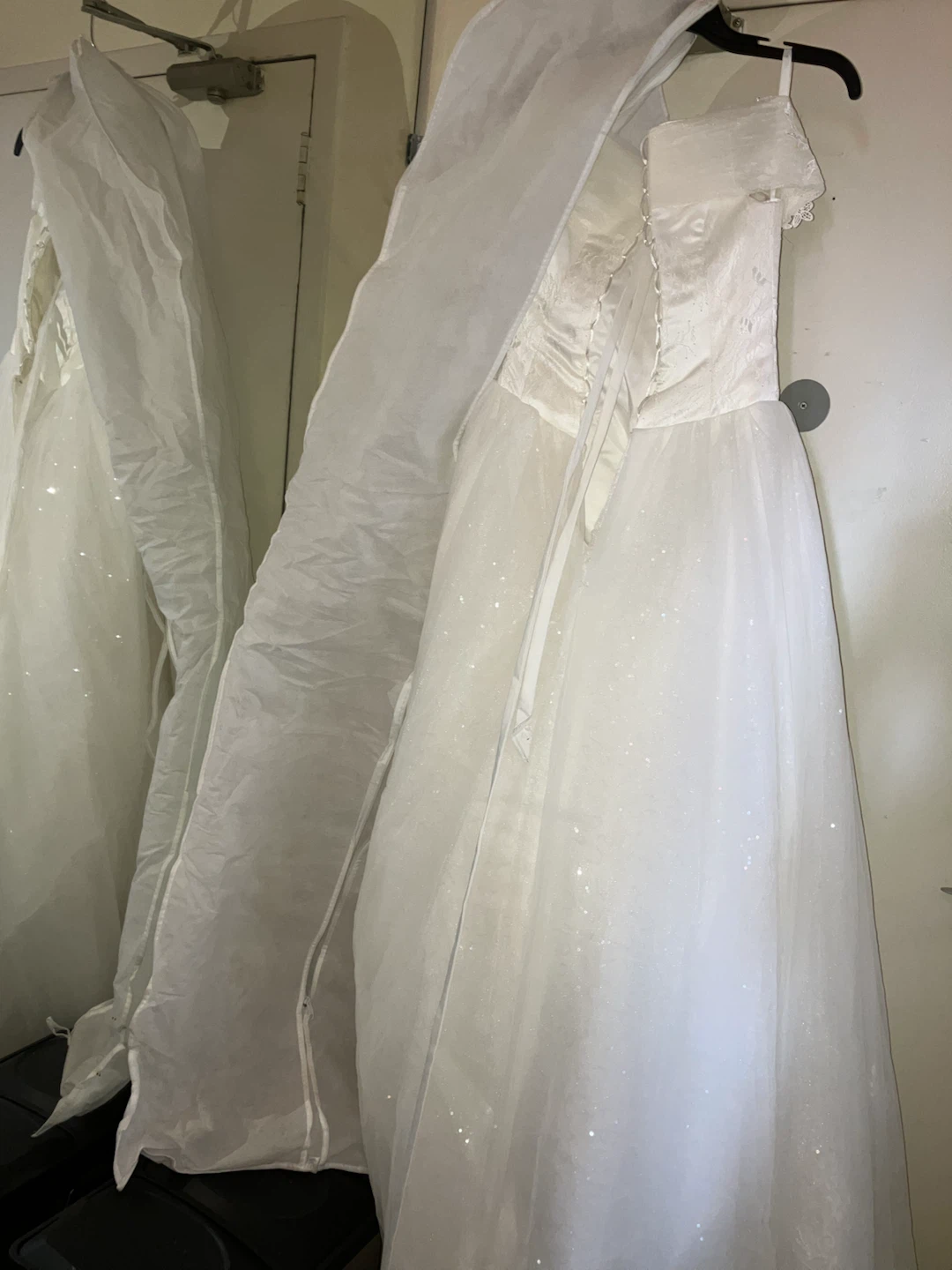 White Wedding Dress with Lace and Glitter - photo 5