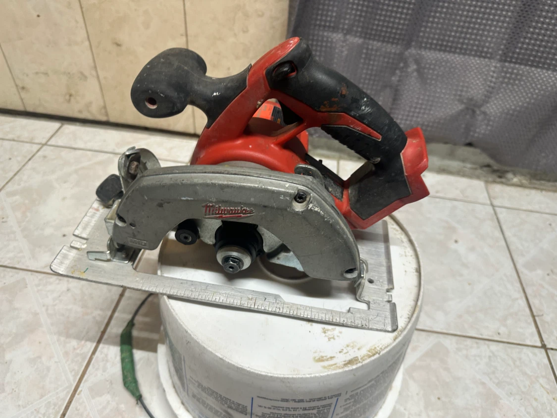 Milwaukee Cordless 18v Circular Saw, stopped working - photo 2