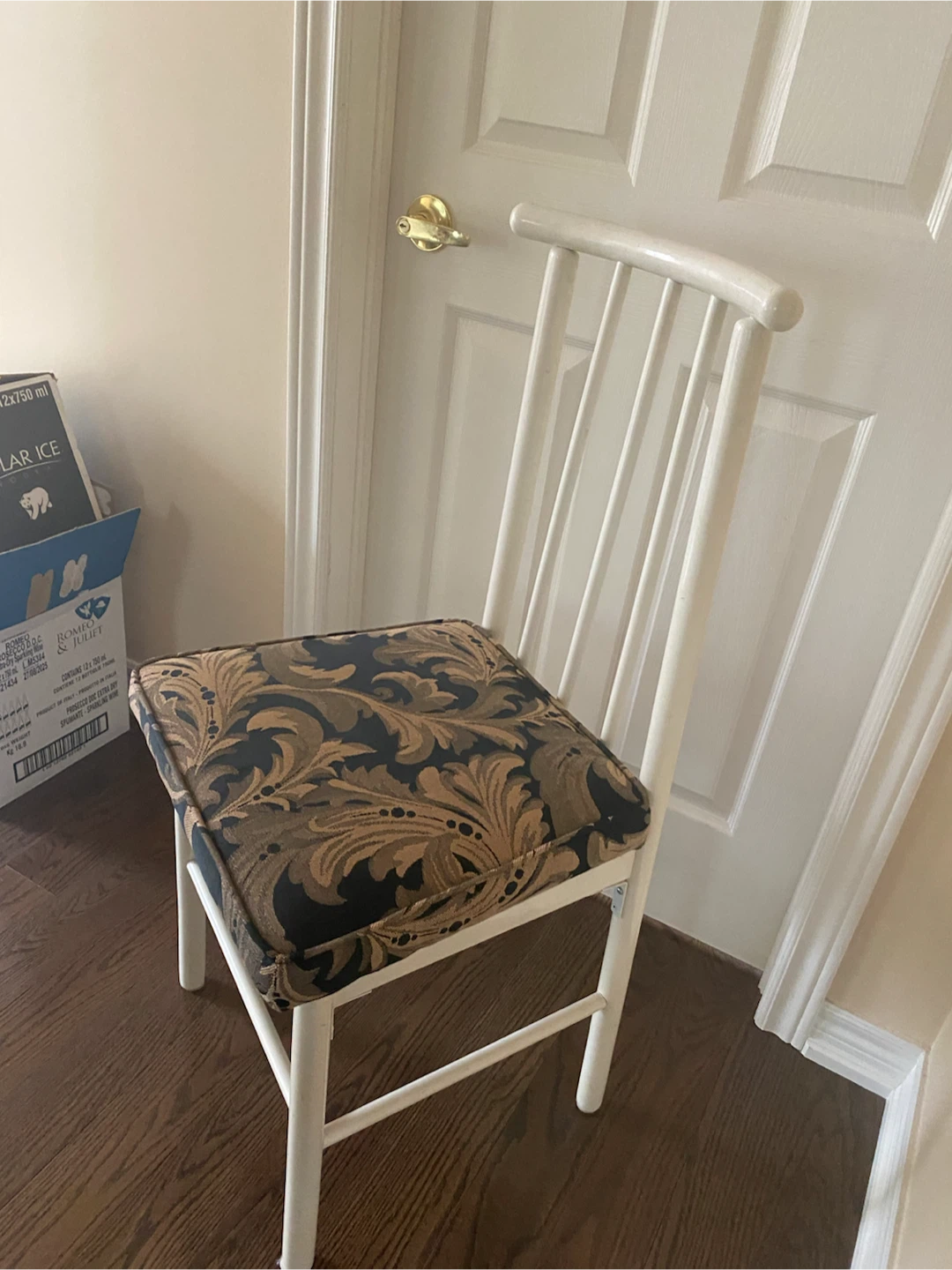 White Spindle Back 4 Chairs with Floral Cushion - photo 2