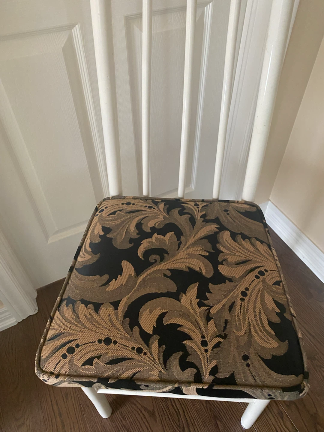 White Spindle Back 4 Chairs with Floral Cushion - photo 3