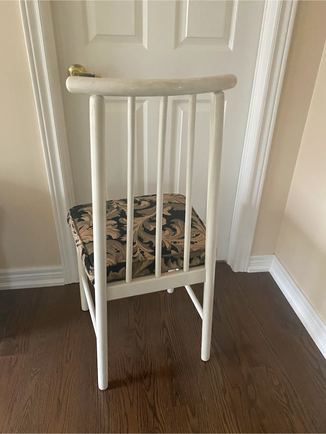 White Spindle Back 4 Chairs with Floral Cushion - photo 4