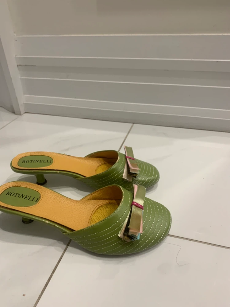 Botinelli Women's Green Kitten Heels with Bow Accent