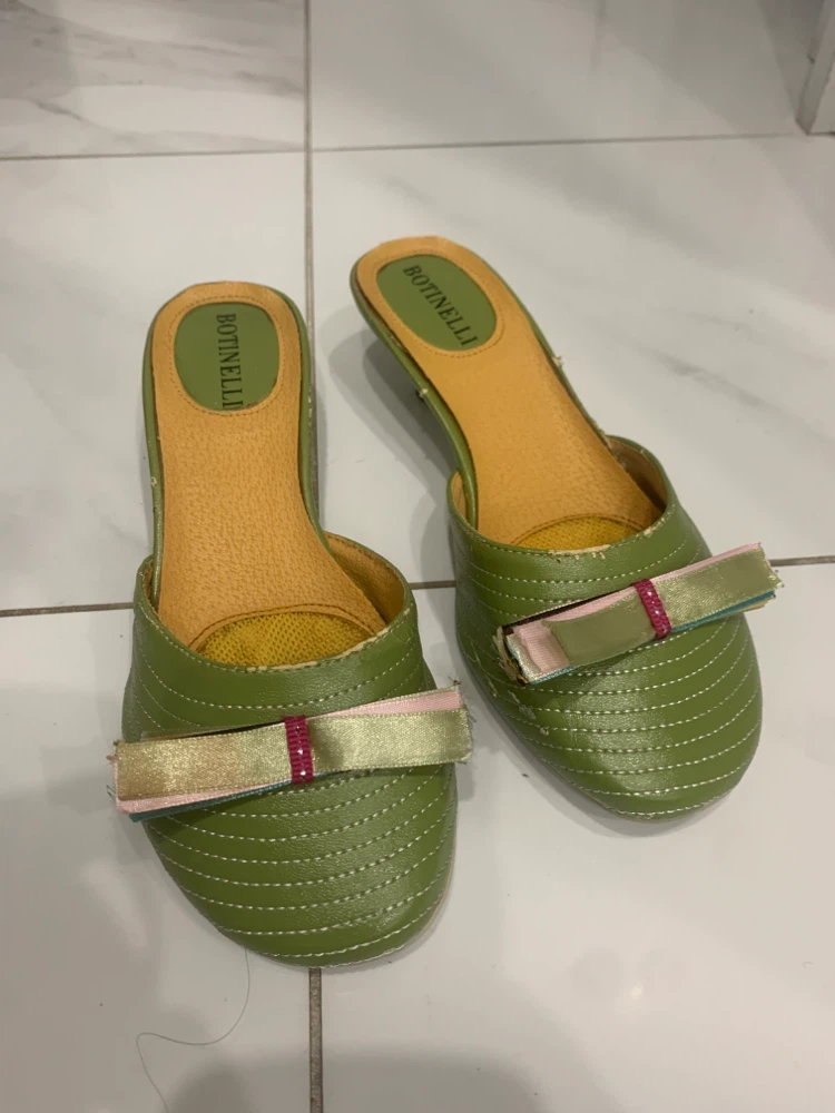 Botinelli Women's Green Kitten Heels with Bow Accent - photo 2