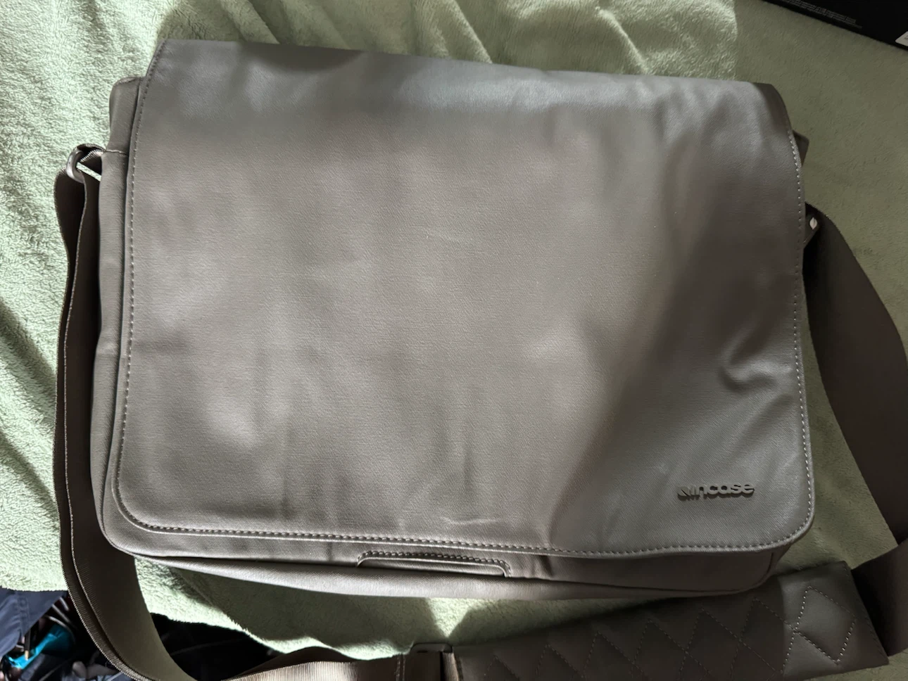 INCASE COATED CANVAS MACBOOK MESSENGER BAG | TAUPE