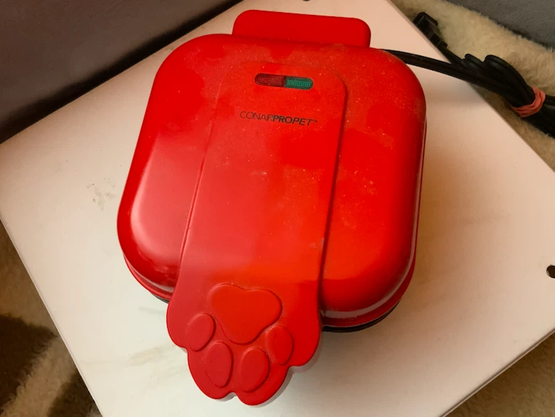 CONAIRPROPET Red Bone-Shaped Treat Maker