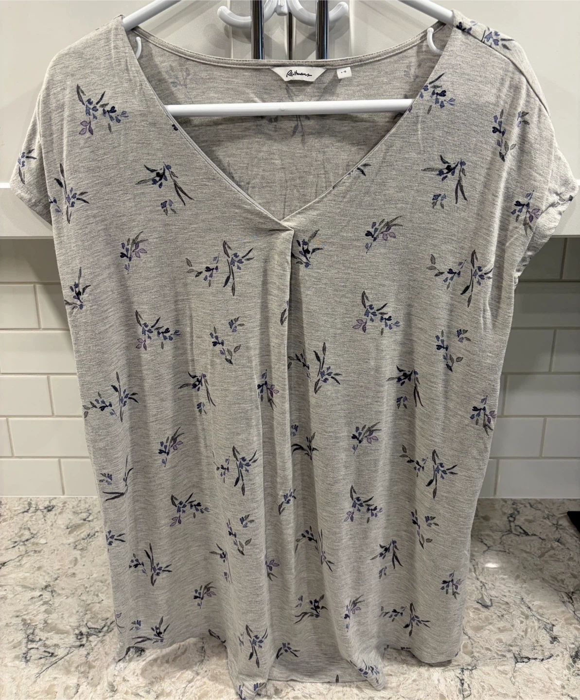 Women’s Reitmans Floral V-Neck Tops/TShirt (Size L)