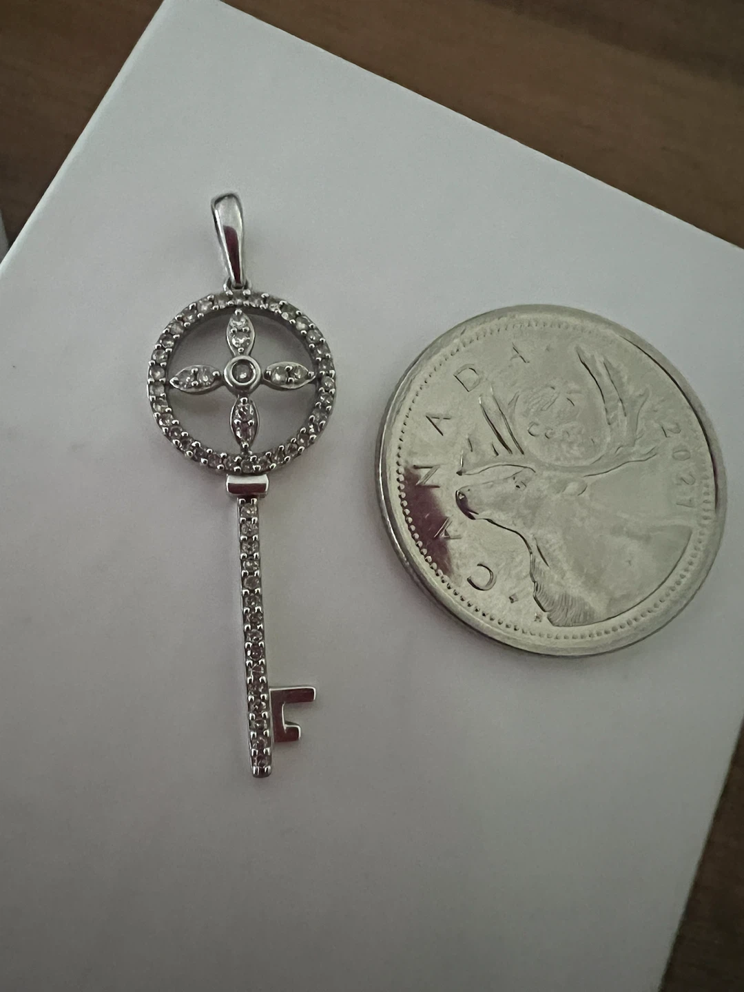 10 k key  Pendant Necklace with diamonds - photo 2