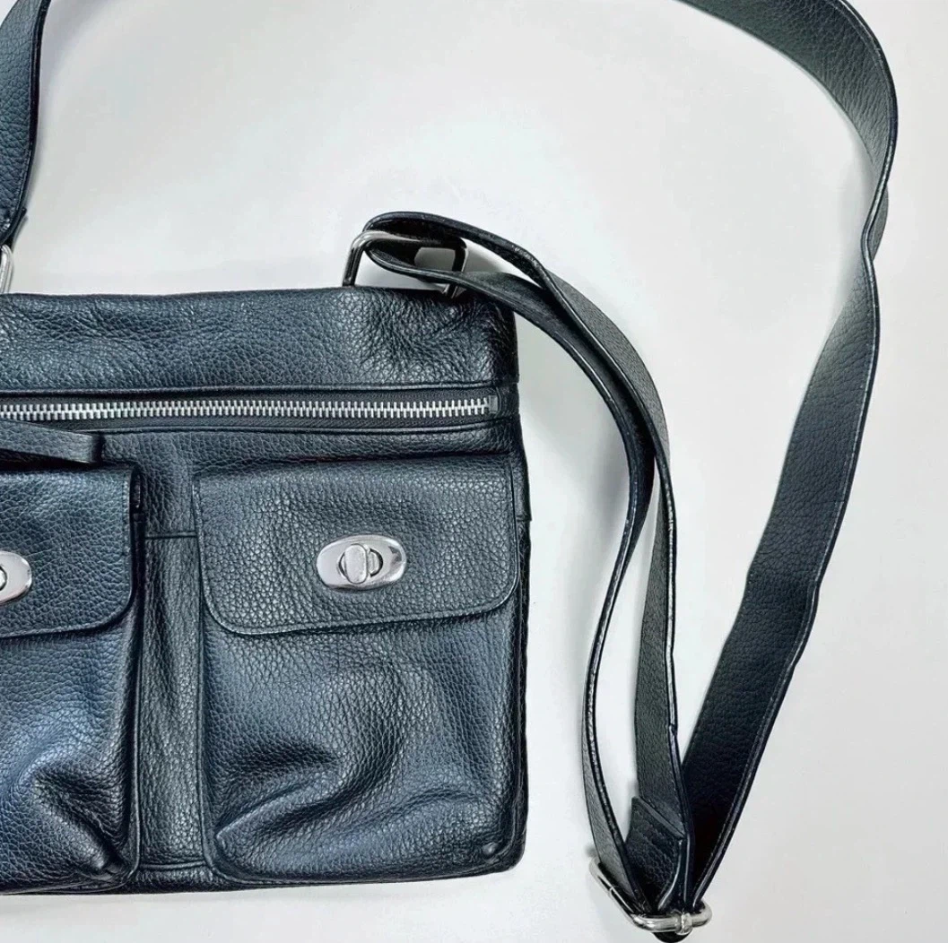 Danier : Black Leather Crossbody Bag with Silver Hardware - photo 3