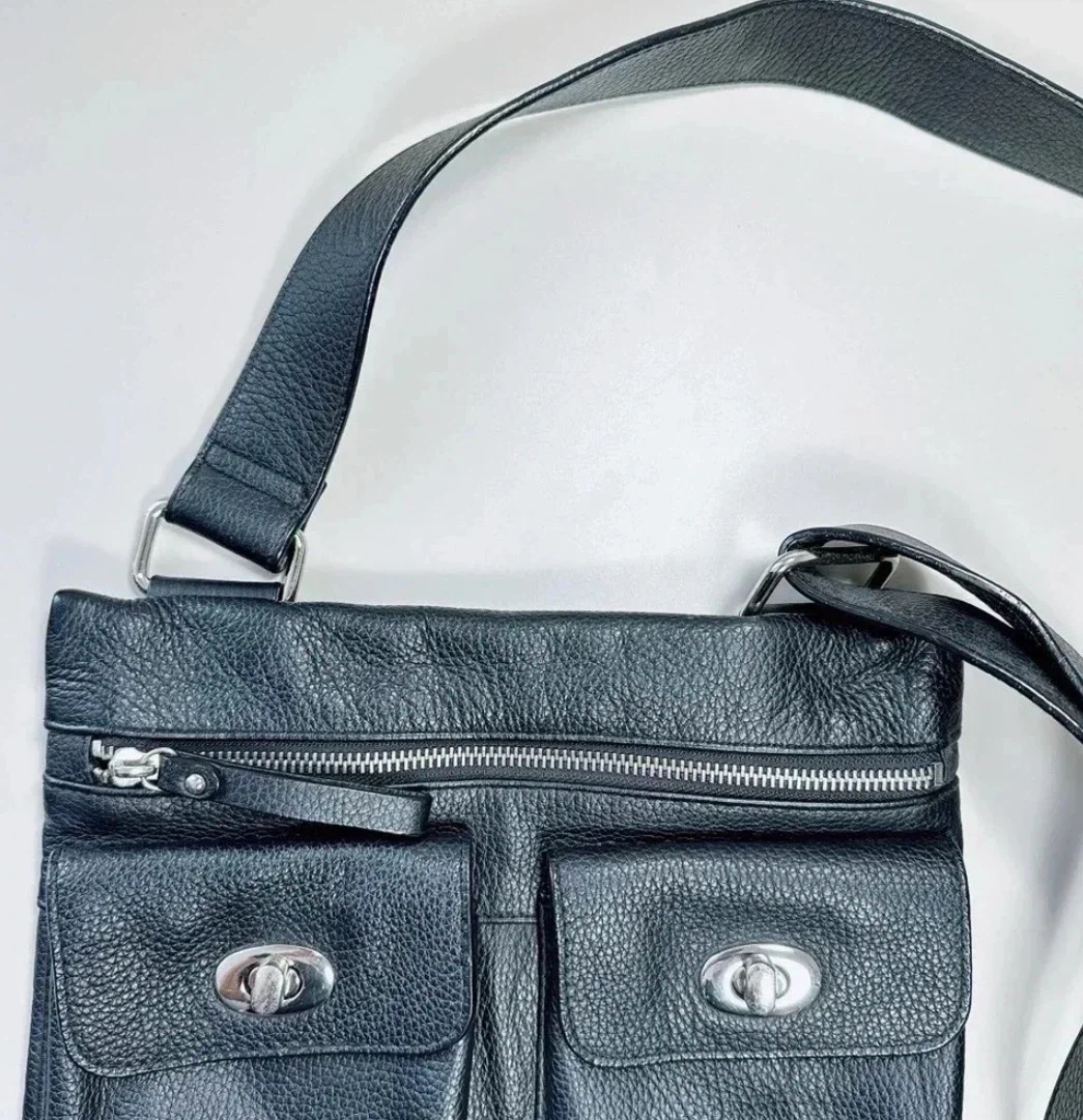 Danier : Black Leather Crossbody Bag with Silver Hardware - photo 4