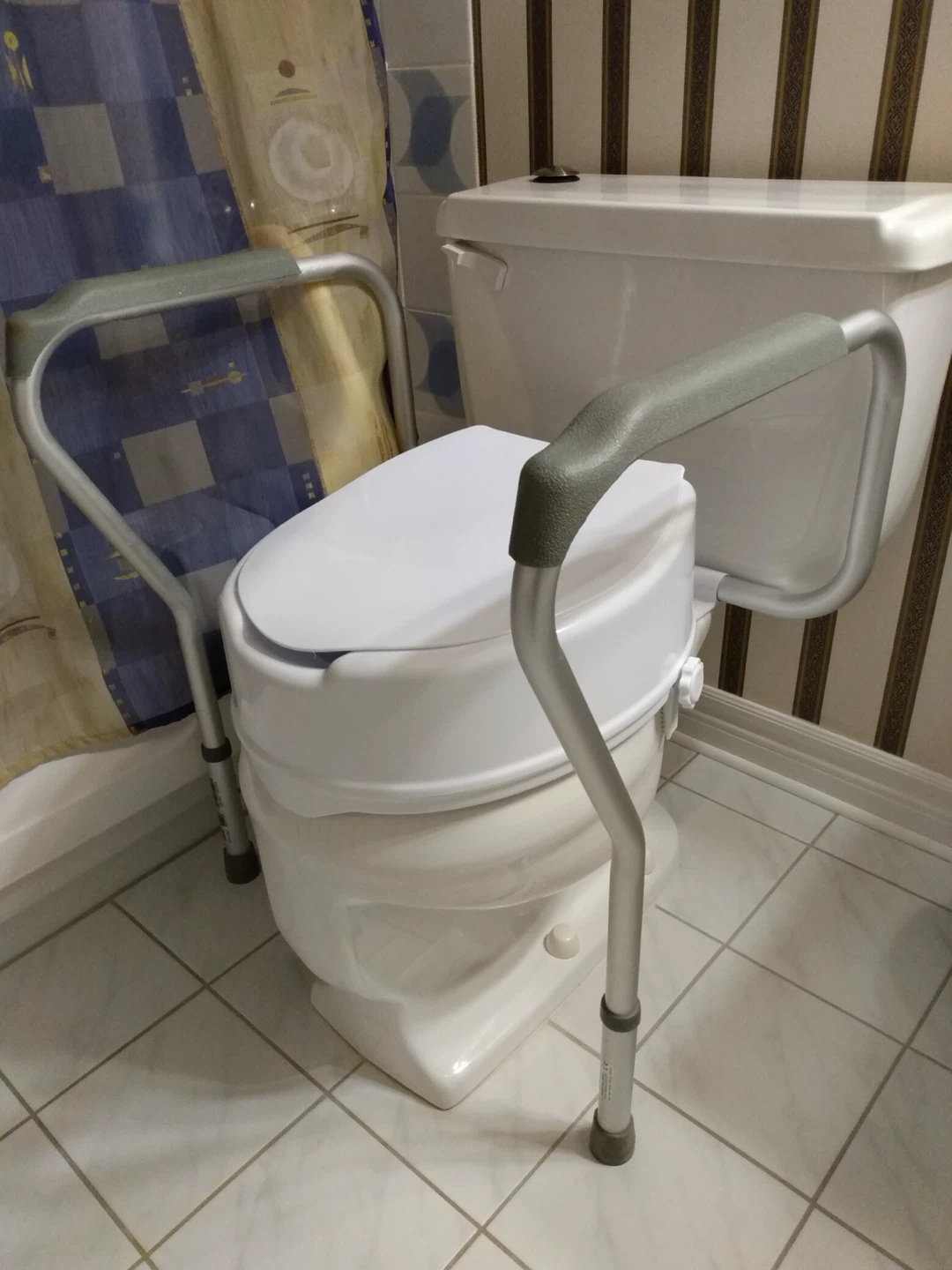 RAISED 5” TOILET SEAT WTH ARMS (SEE LISTING)