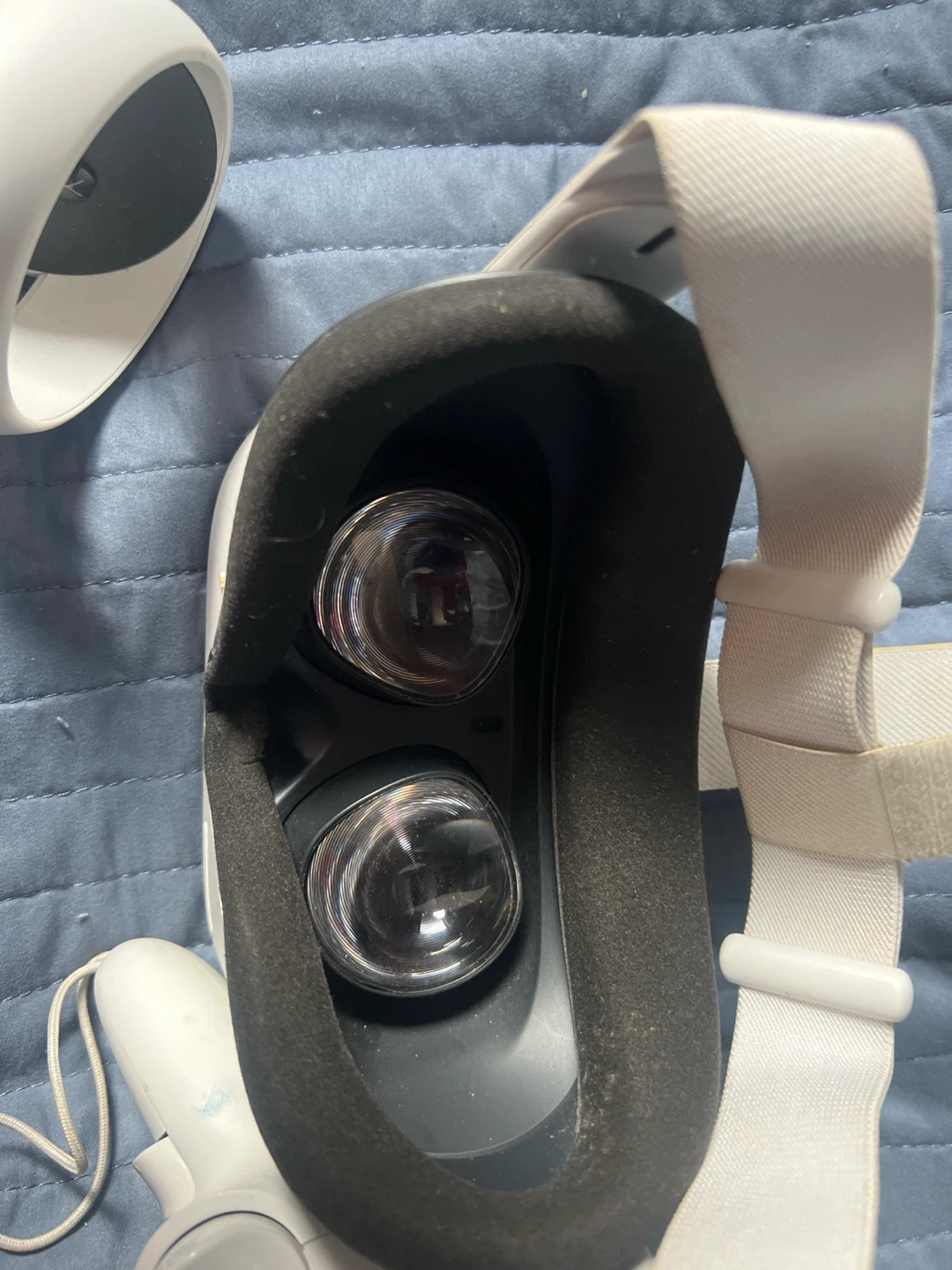 Meta Quest 2 VR Headset with Controllers - photo 4