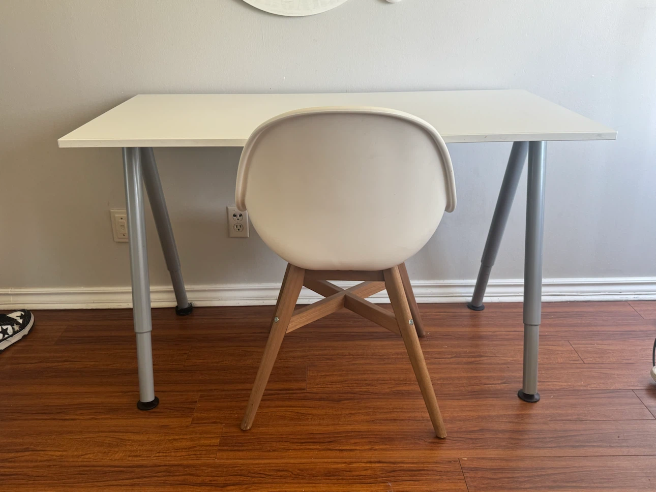 IKEA White Modern Accent Chair with Wooden Legs very comfortable - photo 4