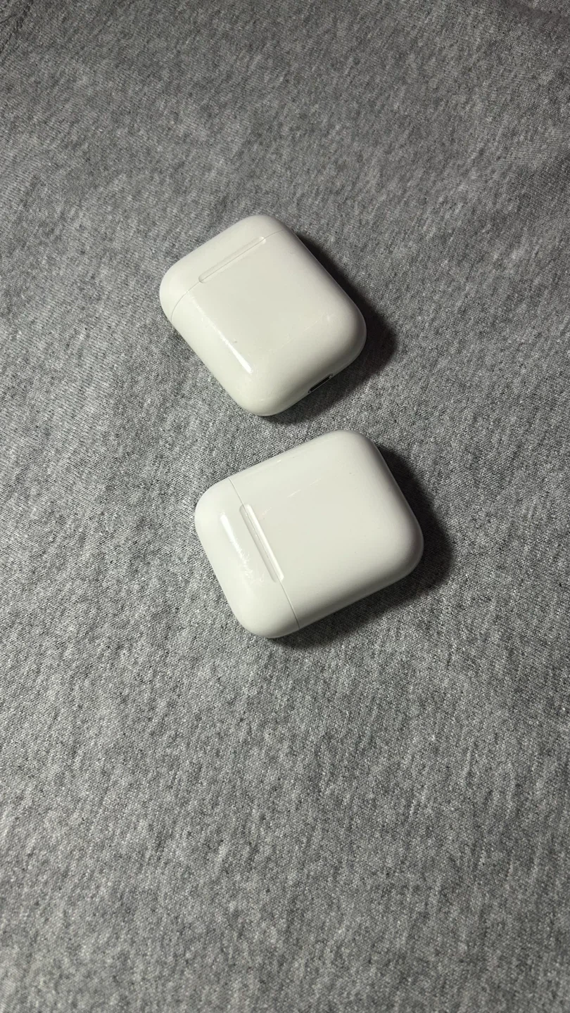 Apple AirPods *check description*(x2)