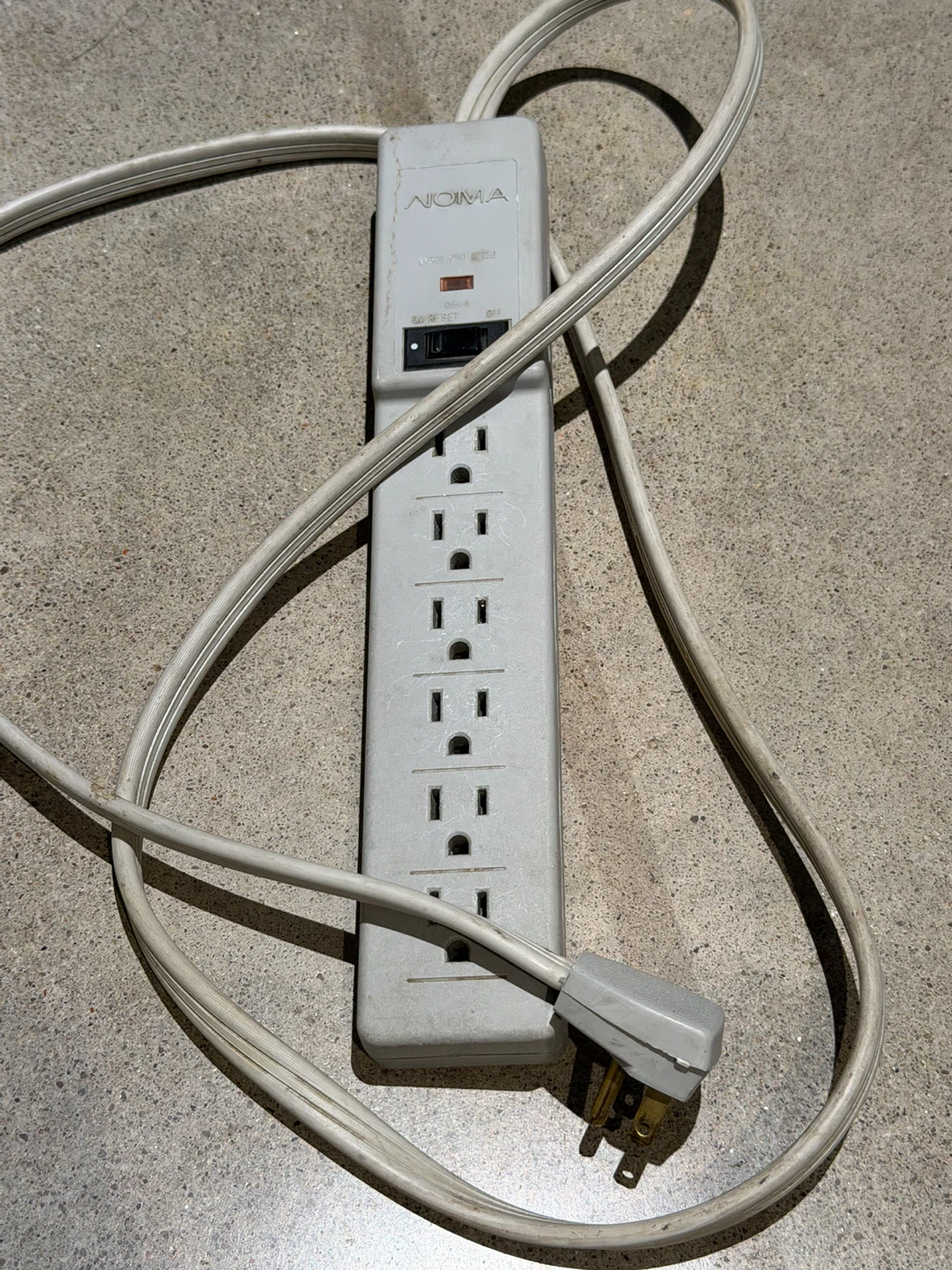 Noma 6-Outlet Surge Protector Power Bar - photo 2