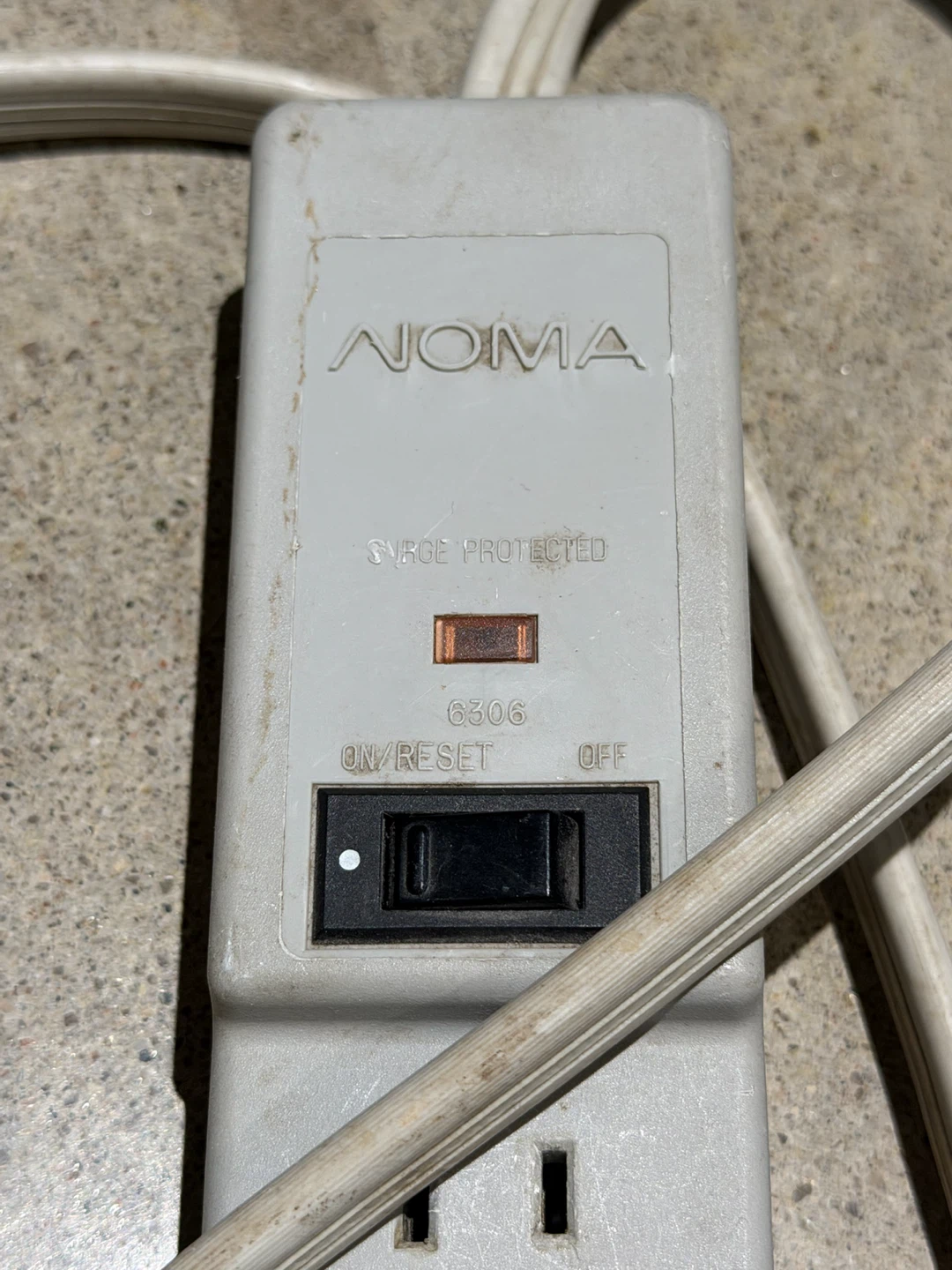 Noma 6-Outlet Surge Protector Power Bar - photo 3