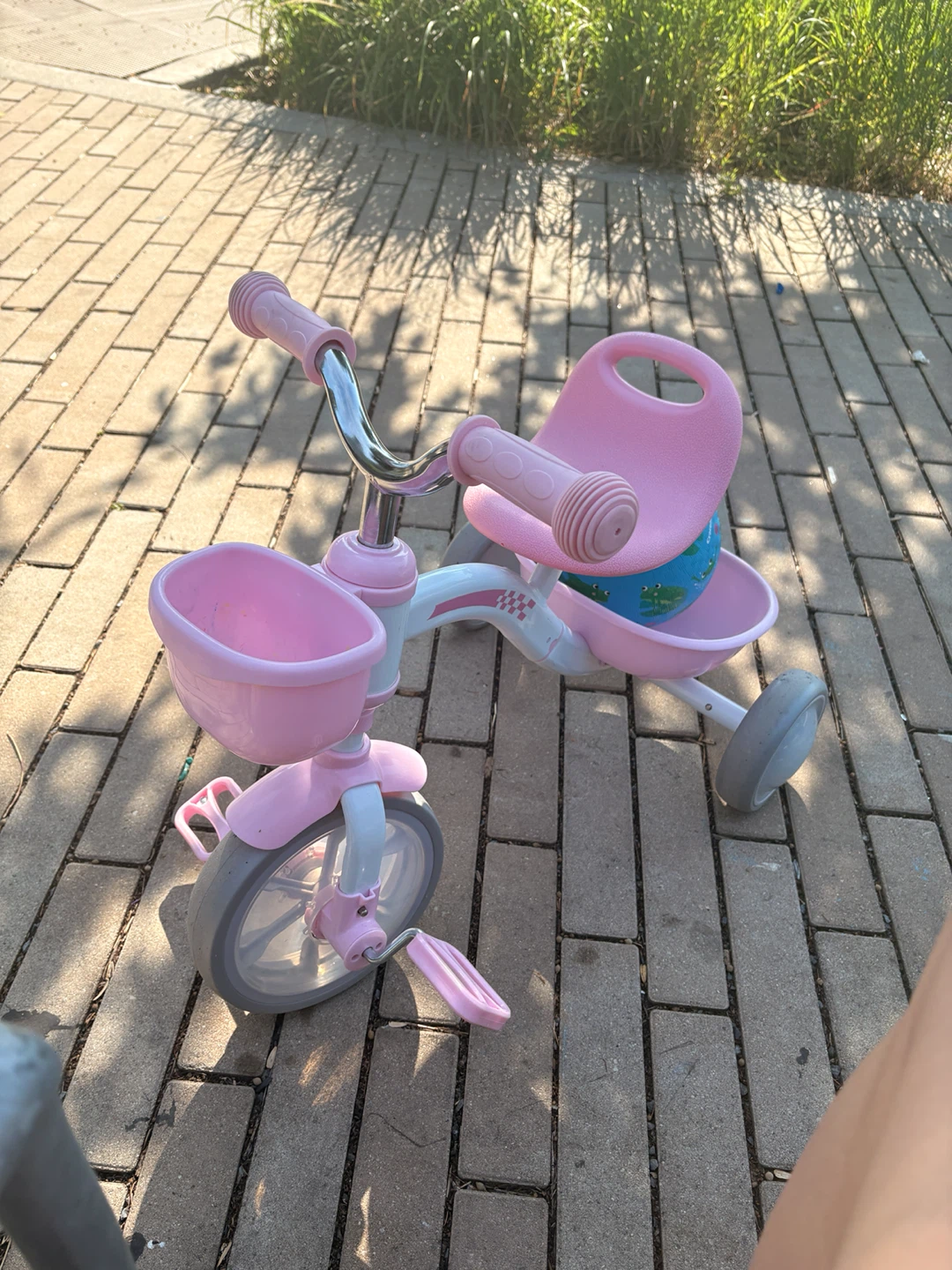 Pink Toddler Tricycle with Basket and color light wheels - photo 2
