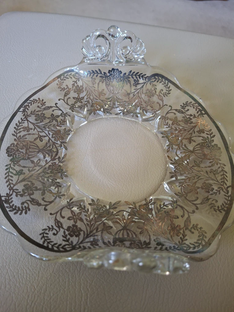 Serving plate with detailed silver flower design - photo 2