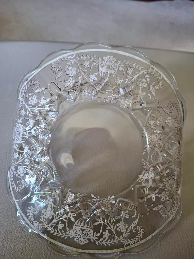 Serving plate with detailed silver flower design - photo 3