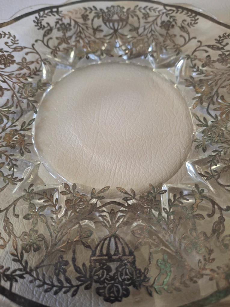 Serving plate with detailed silver flower design - photo 4