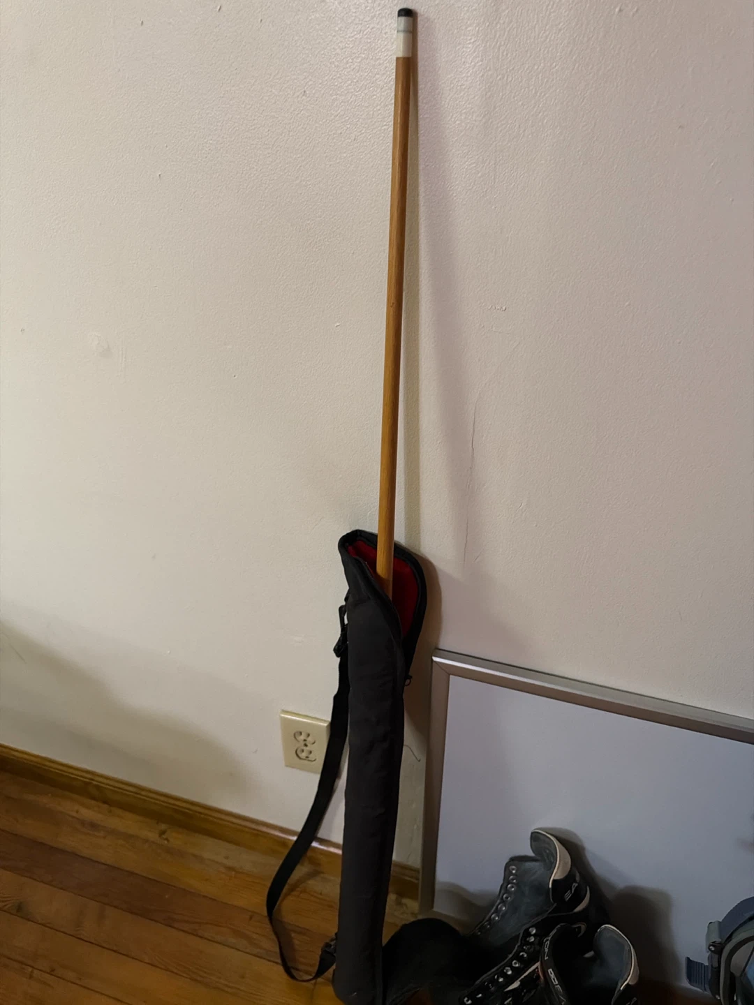Wooden Pool Cue with Black Case