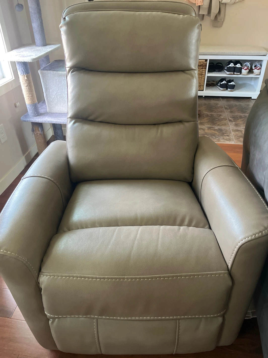 Mint Condition Power Recliner with Rechargeable Battery Pack