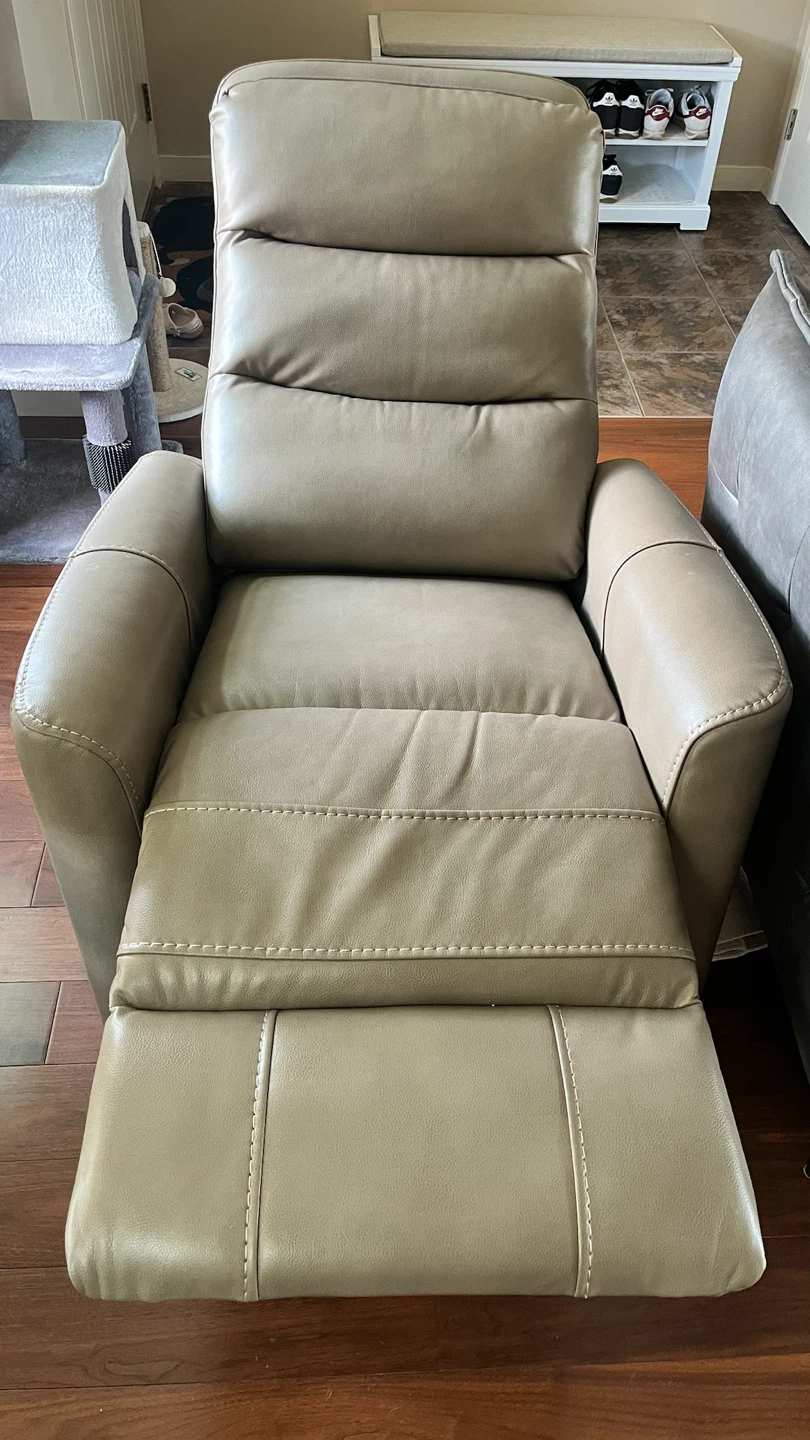 Mint Condition Power Recliner with Rechargeable Battery Pack - photo 2