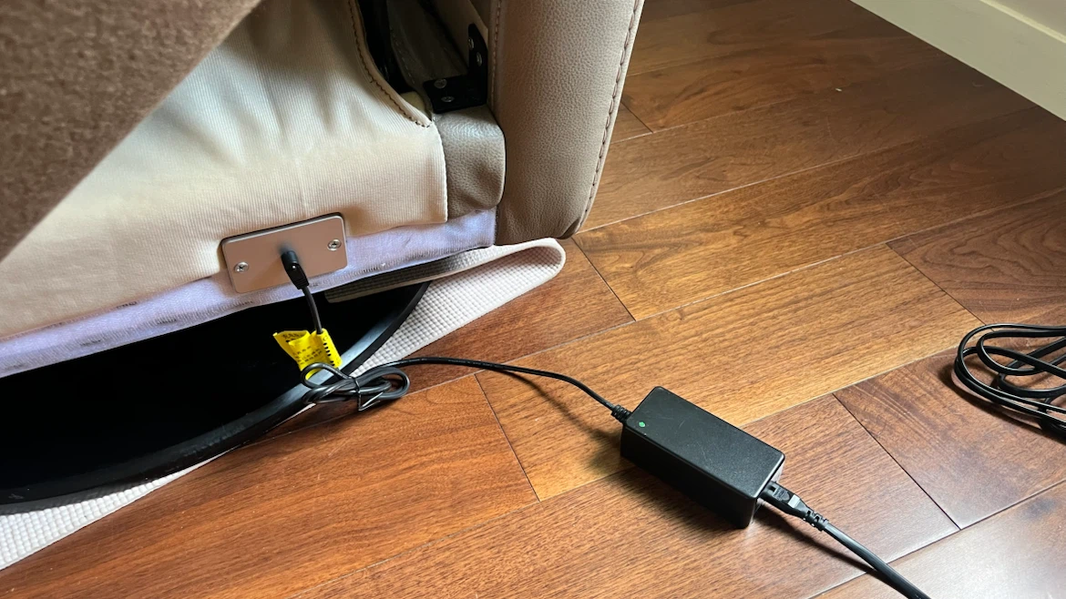 Mint Condition Power Recliner with Rechargeable Battery Pack - photo 3