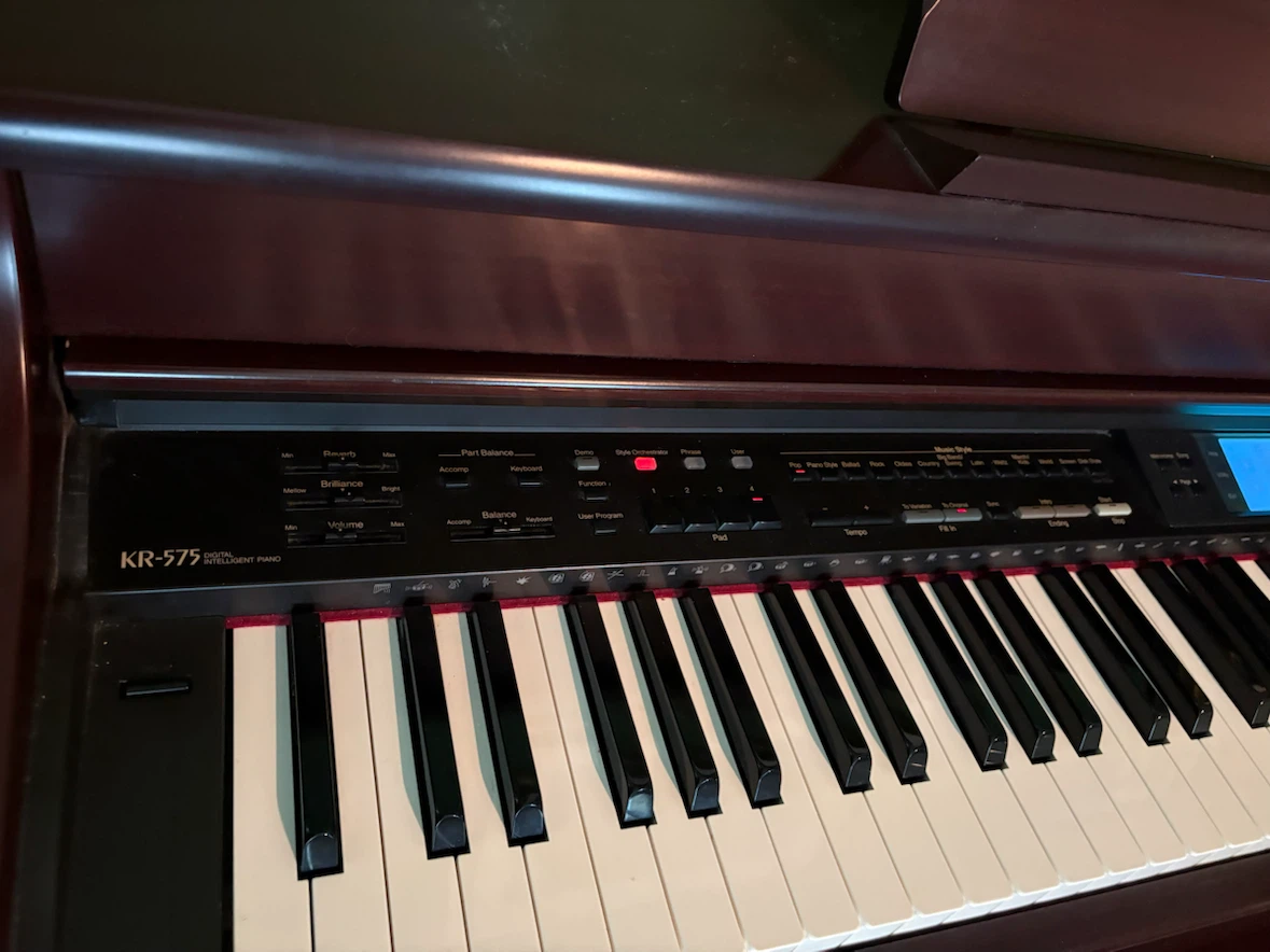 Roland KR-575 Digital Piano - photo 3