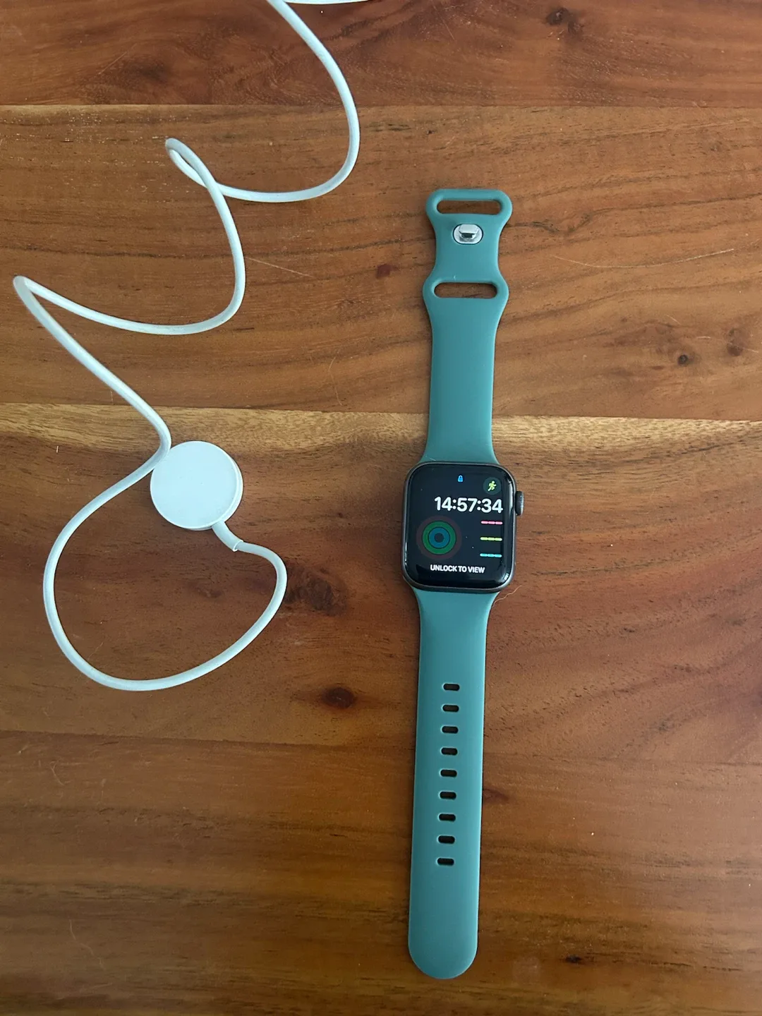 Apple Watch Series 5, 40mm with band and charger