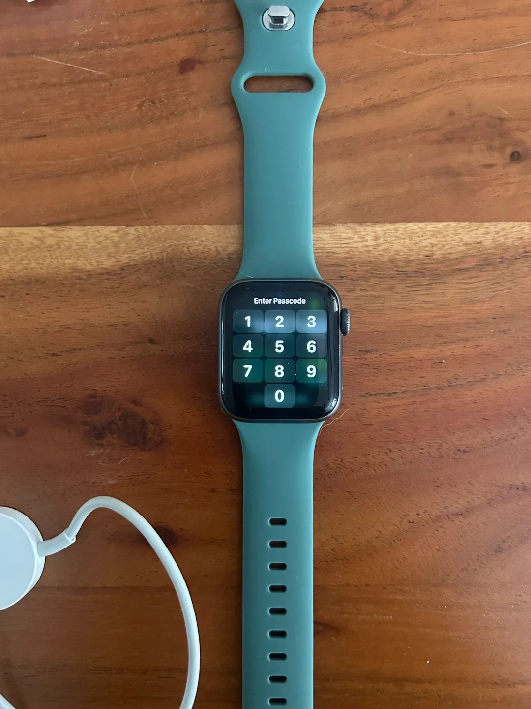 Apple Watch Series 5, 40mm with band and charger - photo 2
