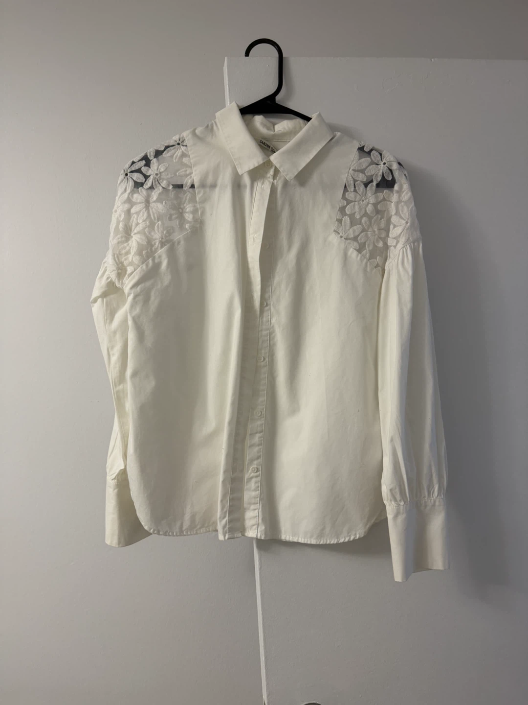 ZARINA Weekend White Lace Detail Button-Up Shirt