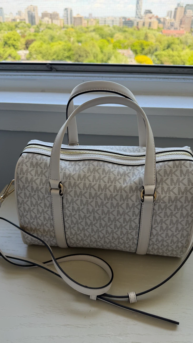 Authentic Michael Kors Jet Set Travel Bag - Like New - photo 4