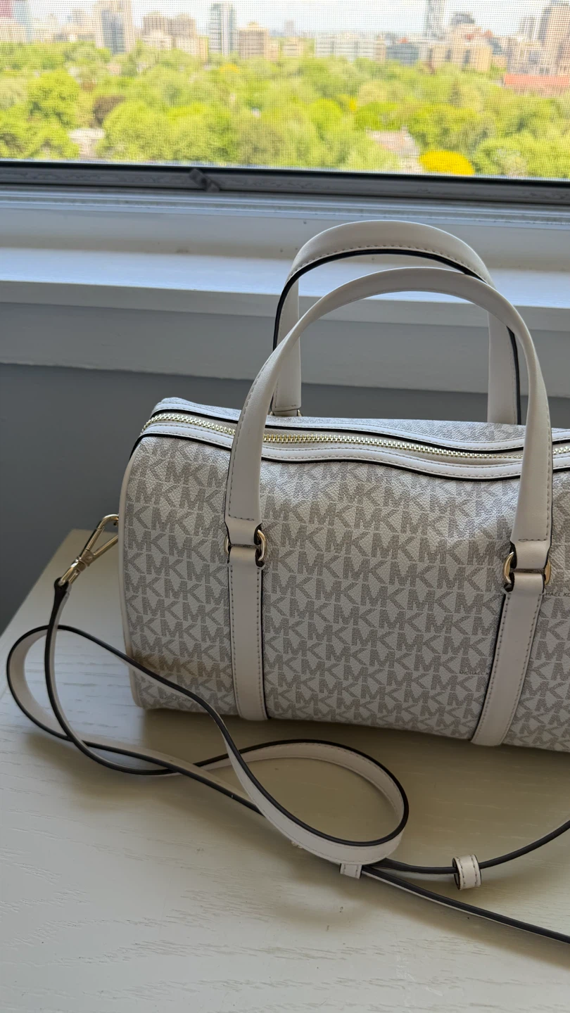 Authentic Michael Kors Jet Set Travel Bag - Like New - photo 5
