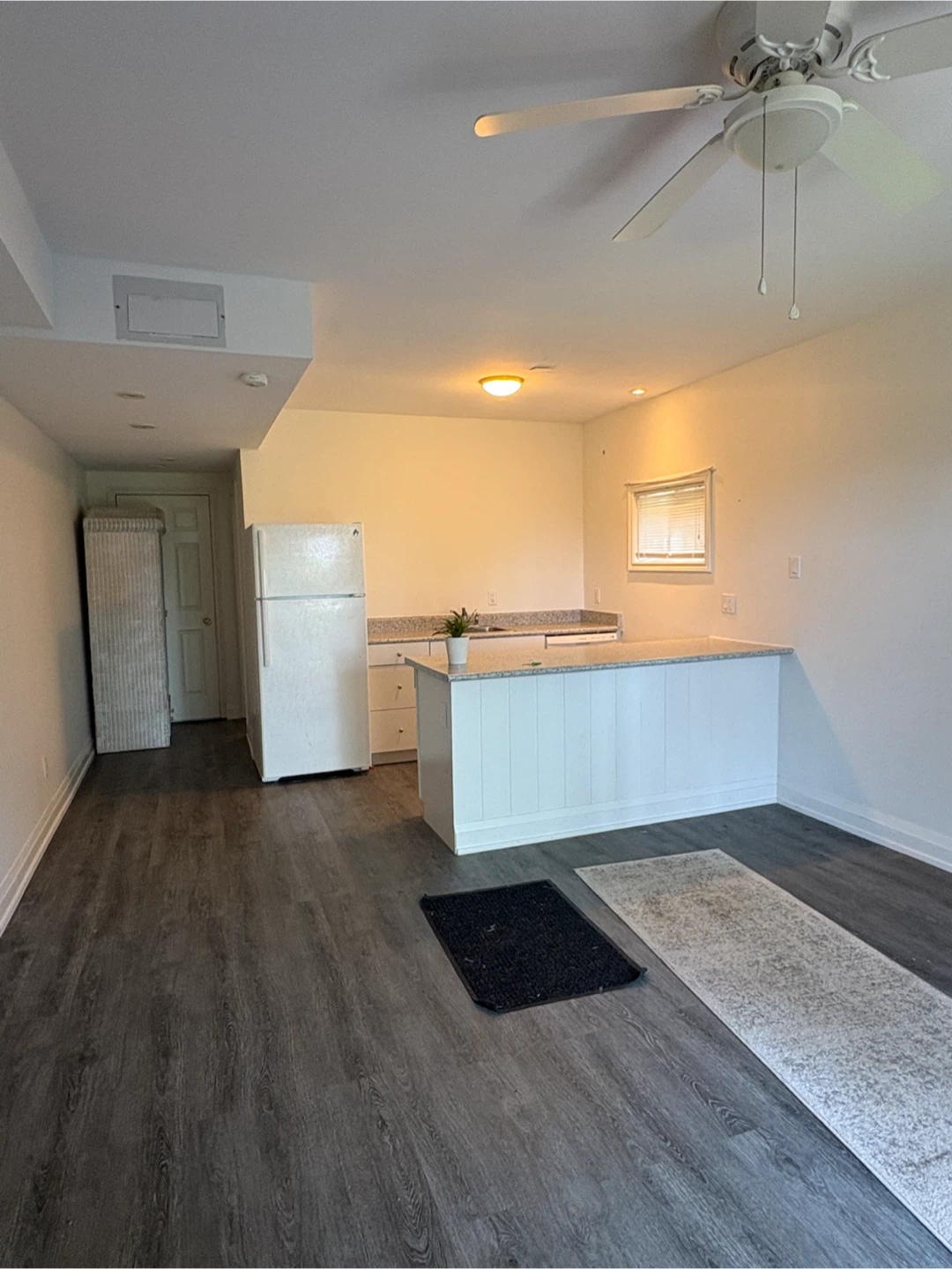 Lakefront Studio Apartment for Rent - photo 2