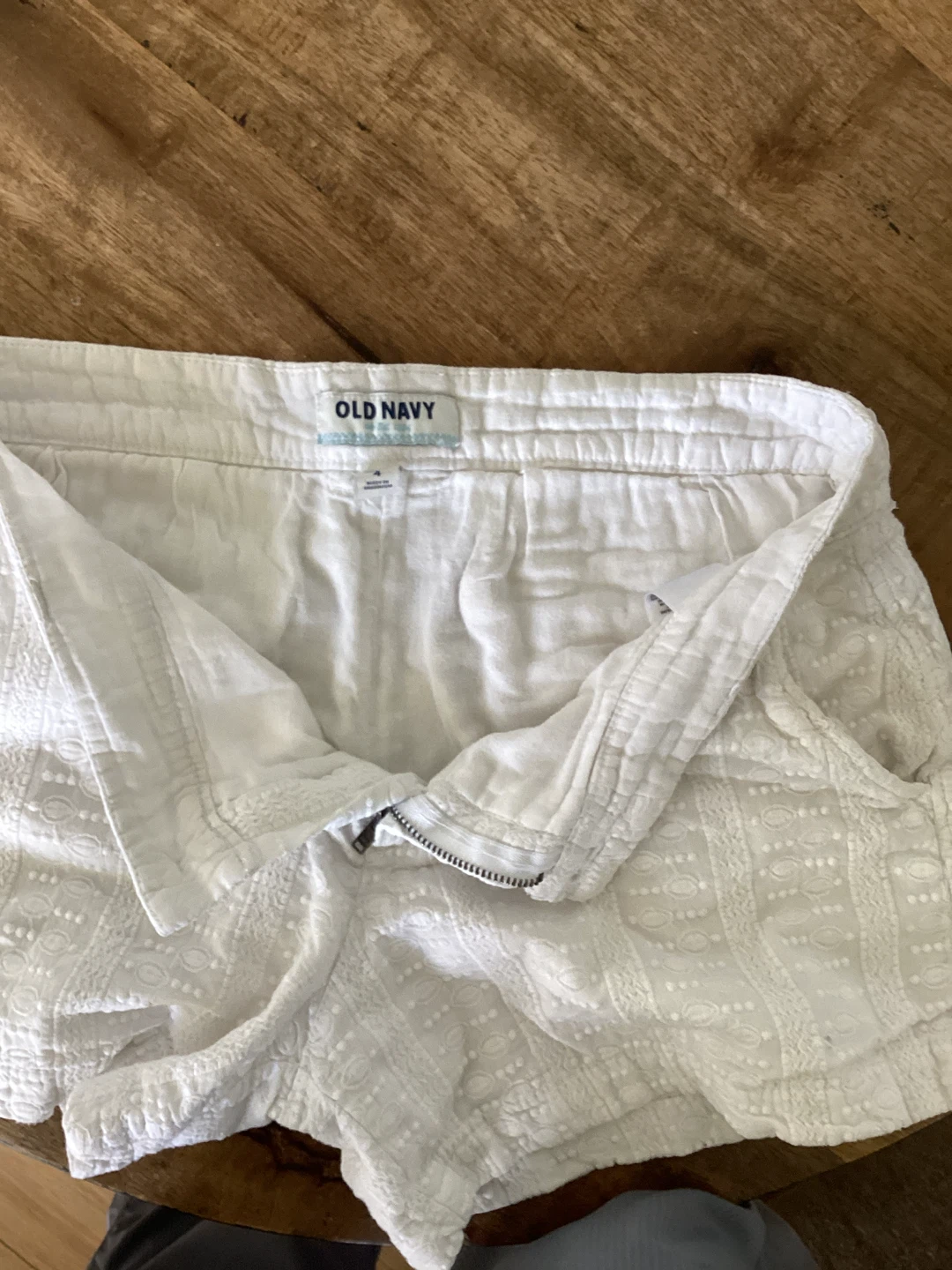 Gifting cute White Textured short Shorts Size 4 - photo 3