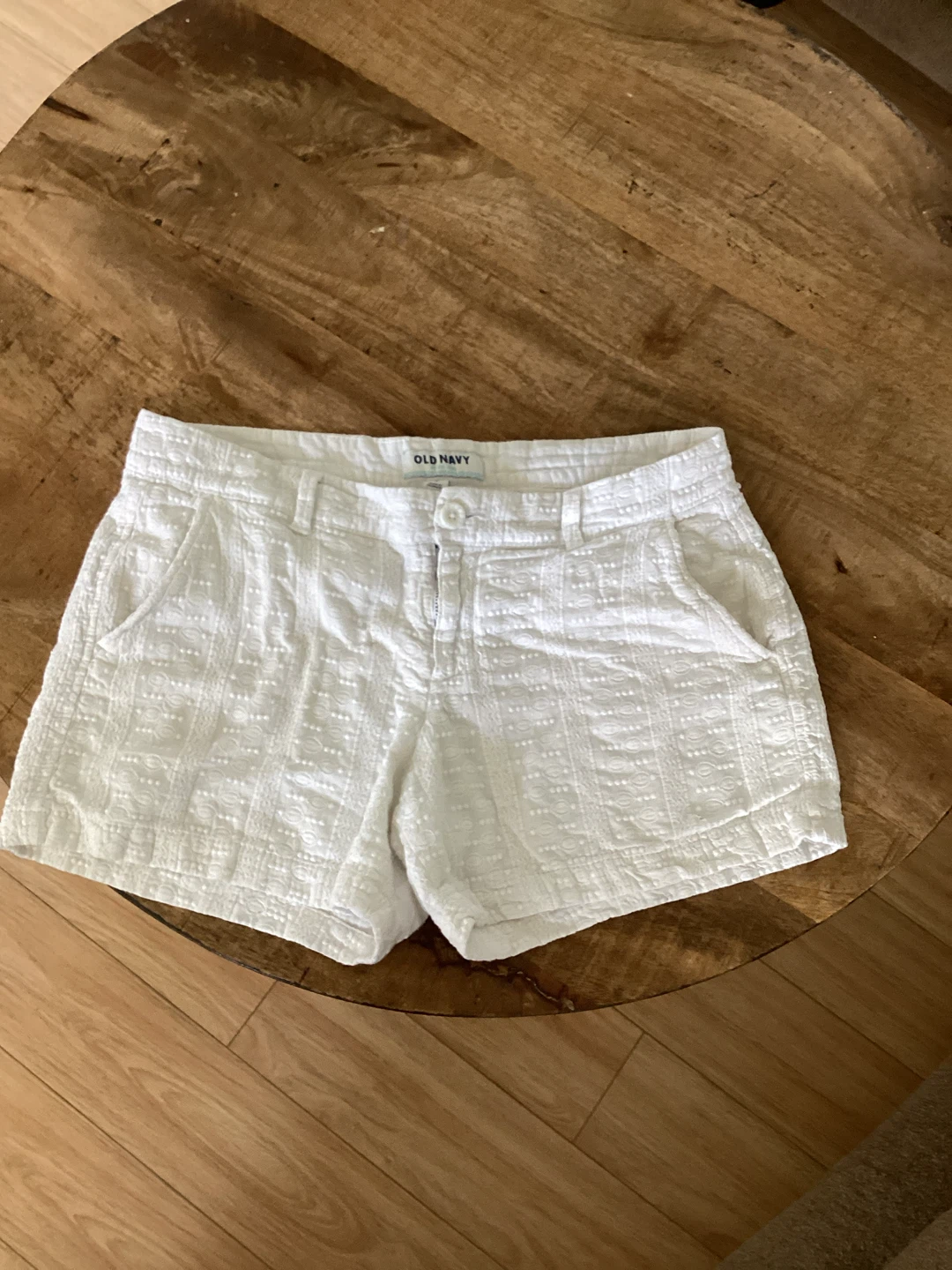 Gifting cute White Textured short Shorts Size 4