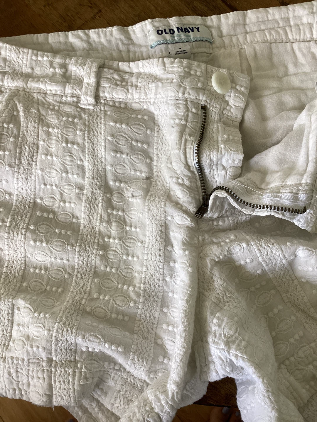 Gifting cute White Textured short Shorts Size 4 - photo 4