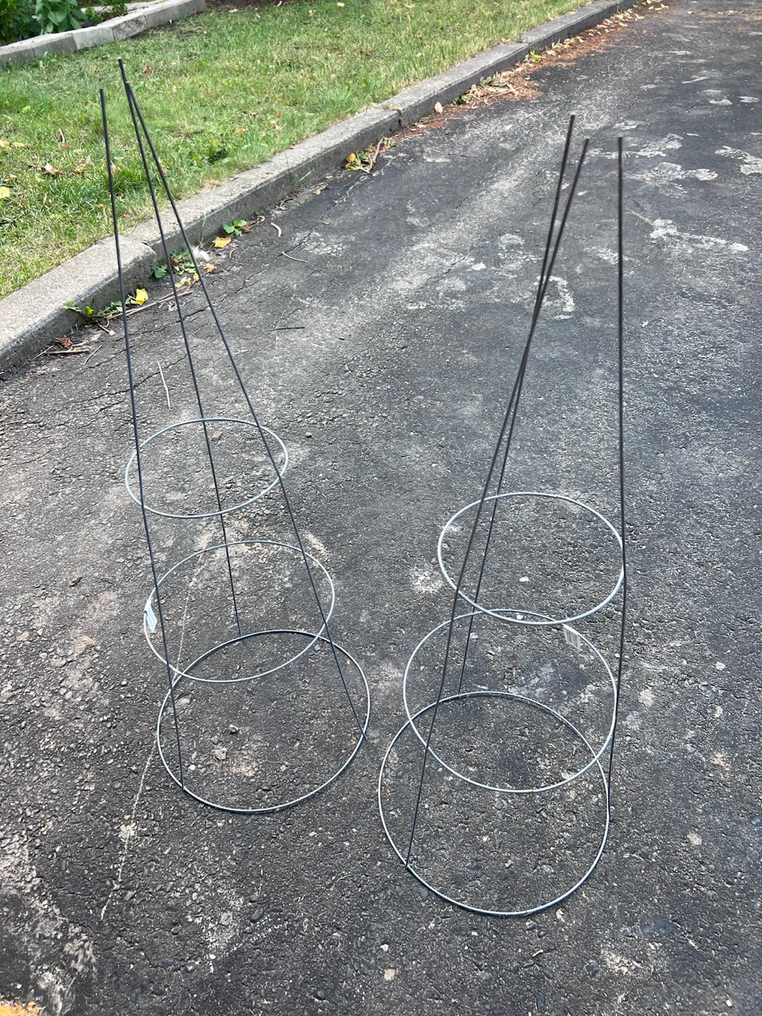 2 Galvanized Tomato Cages 33 inch - photo 2