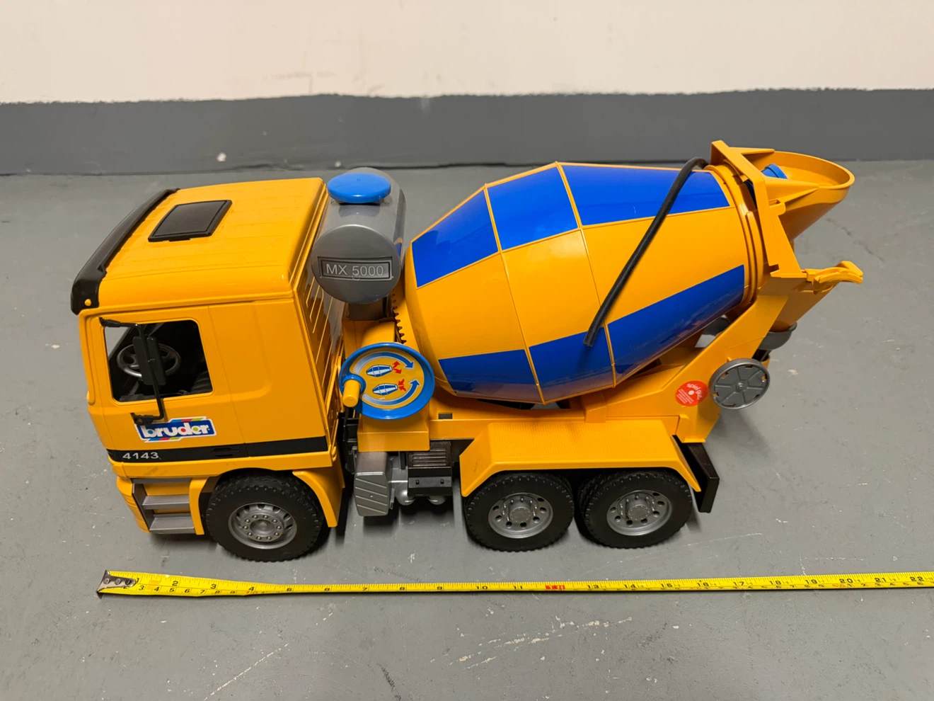 Bruder Cement Mixer Truck - photo 2
