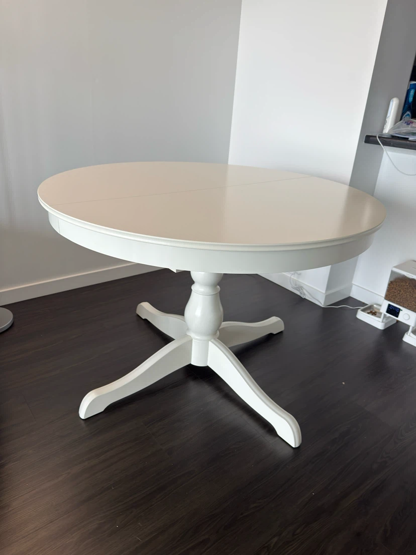 IKEA Expendable White Round Dining Table+ 4 HAUGA chairs