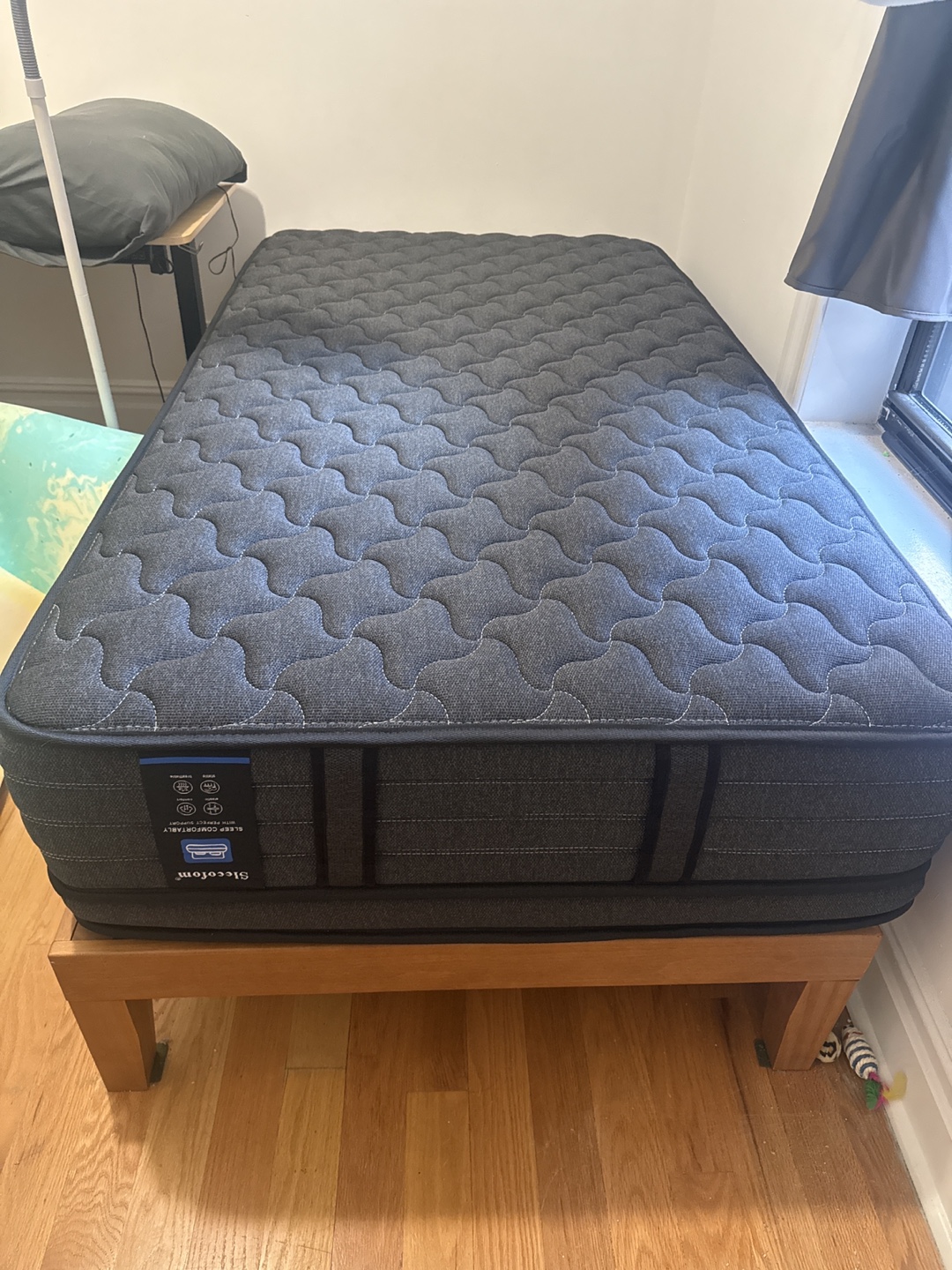 Slecofom Twin Sized Mattress New Condition Bedframe Included