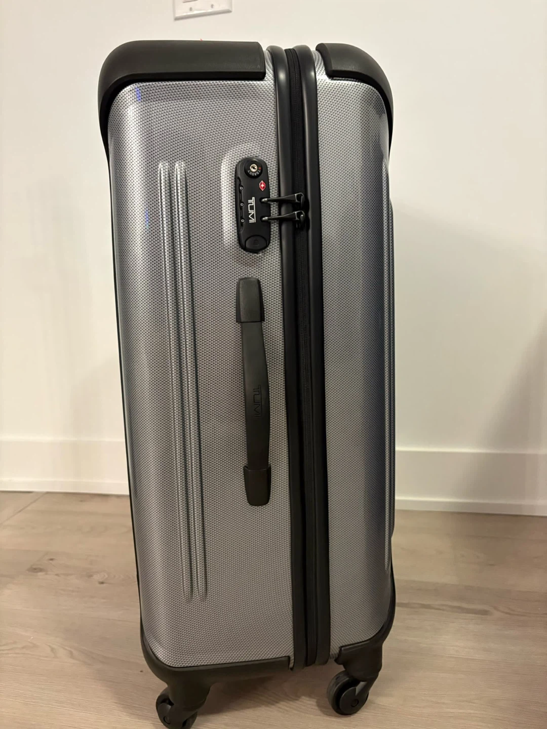 Tumi Silver medium check in luggage - photo 3
